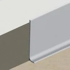 Esnek süpürgelik uygulanmış koridor